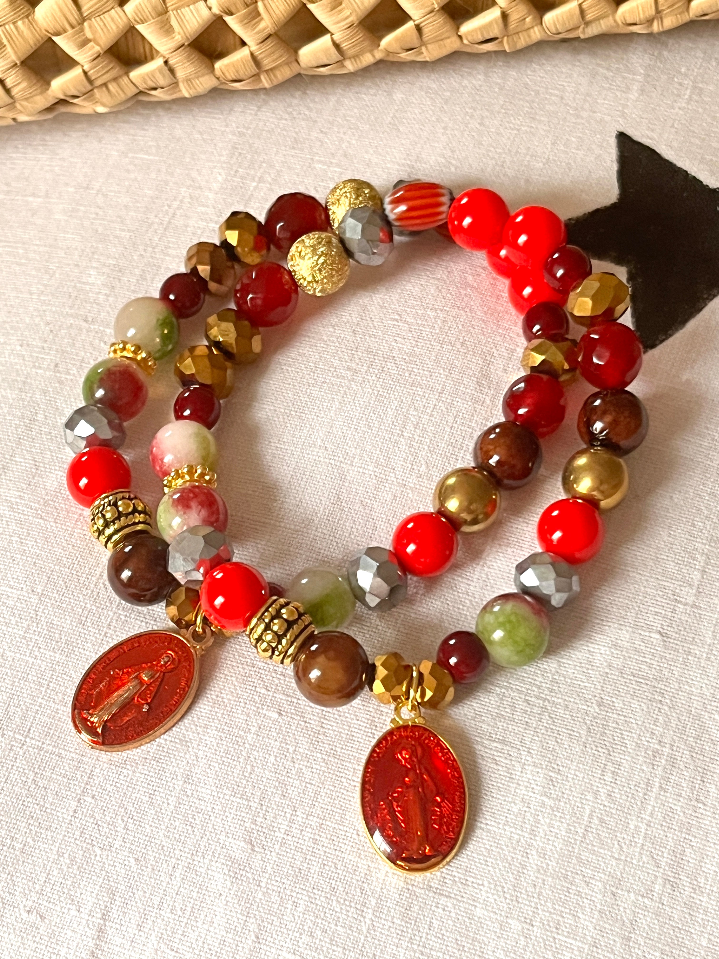 Madone rouge – Bracelet multi perles & médaille vierge rouge