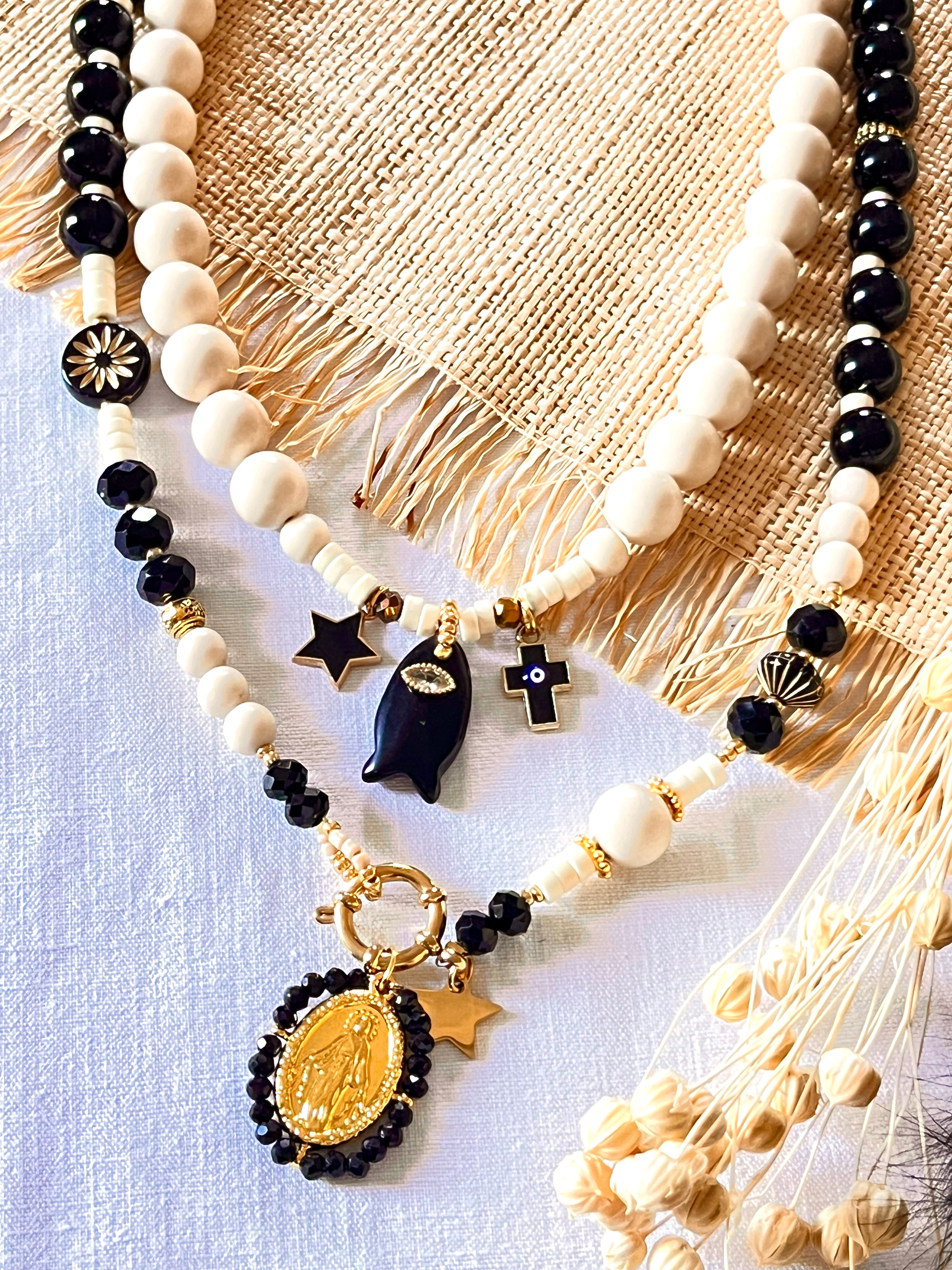 Oxilyo -collier en pierre naturelle et son trio de charm's Ma boutique