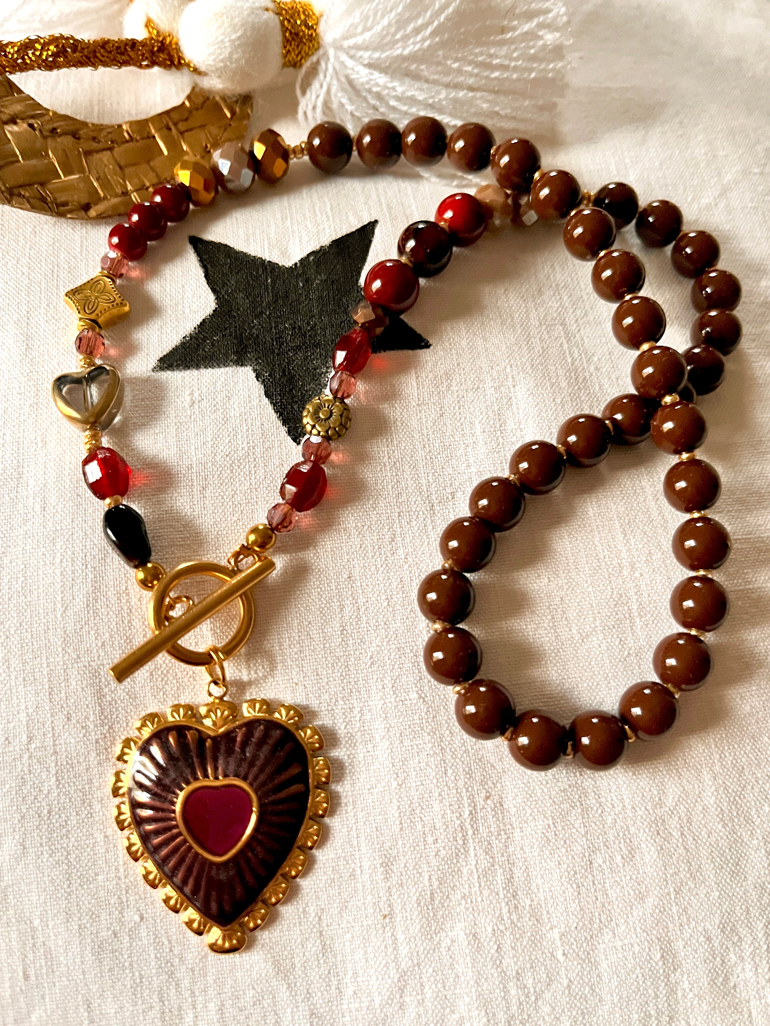 Rubis-ras-de-cou chocolat et coeur grenat