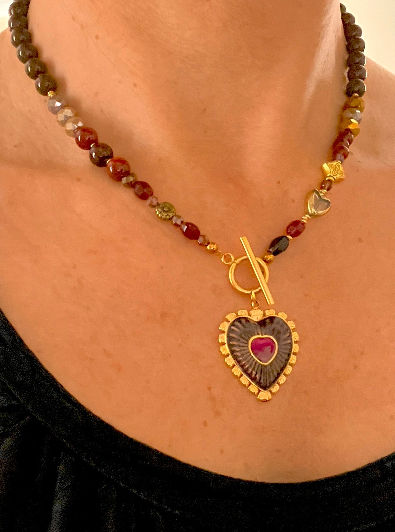 Rubis-ras-de-cou chocolat et coeur grenat