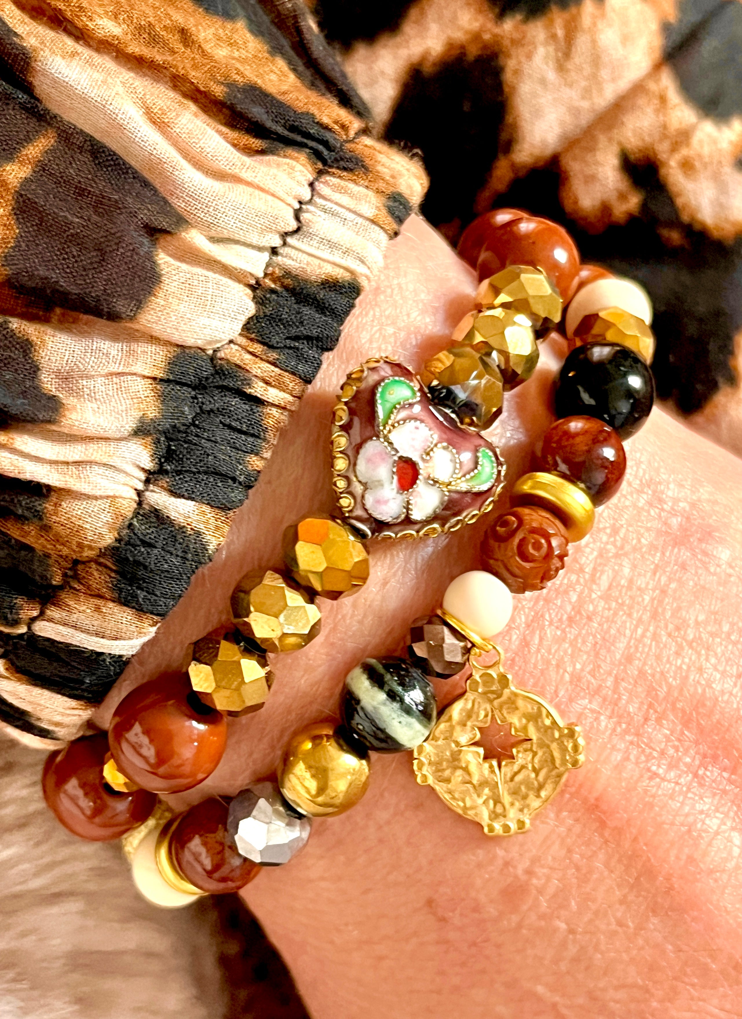 SAM- Bracelet perles chocolat et son coeur fleuri