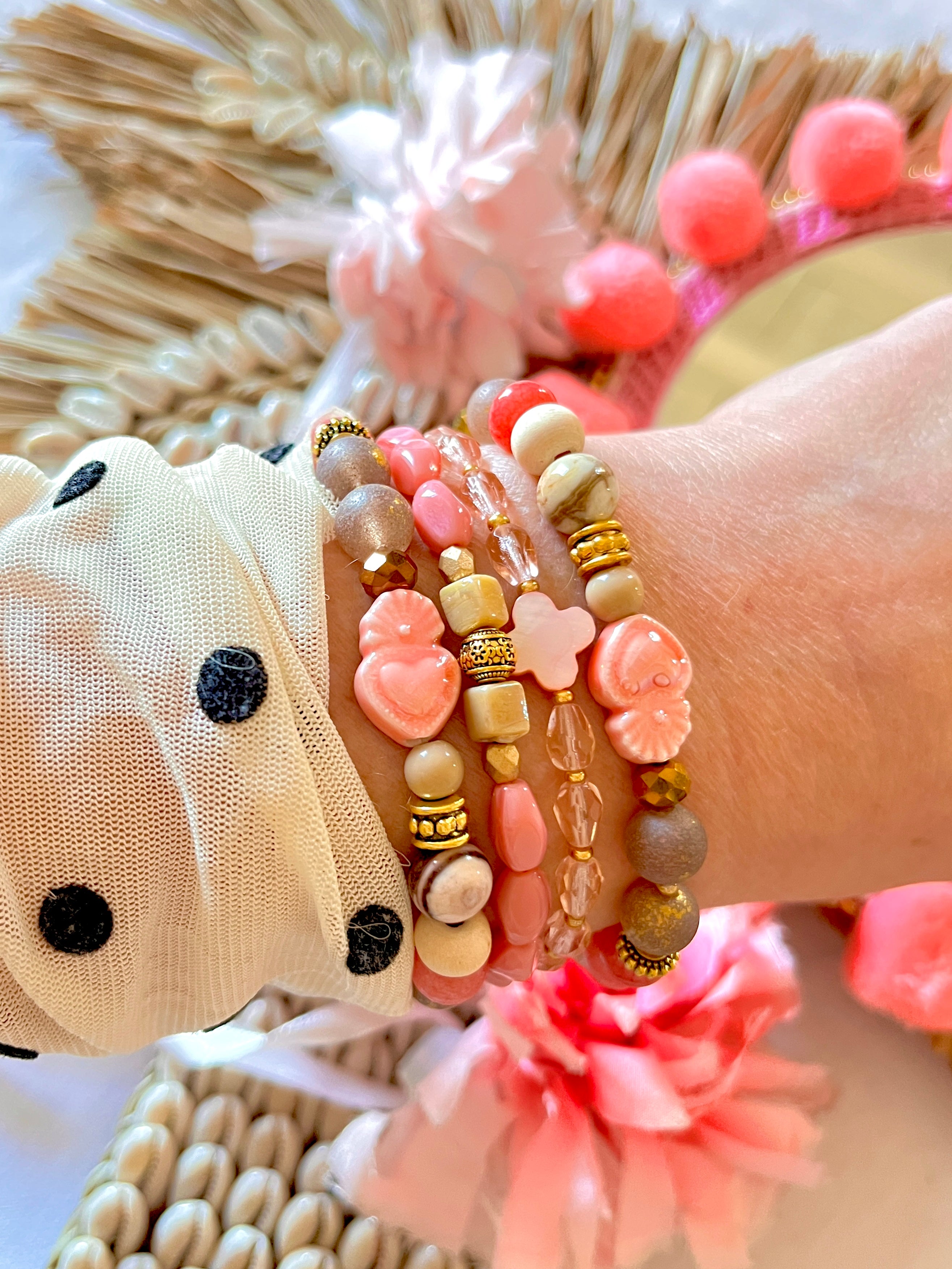 Socco Rose – Bracelet multi perles et son coeur sacré rose Arastuce