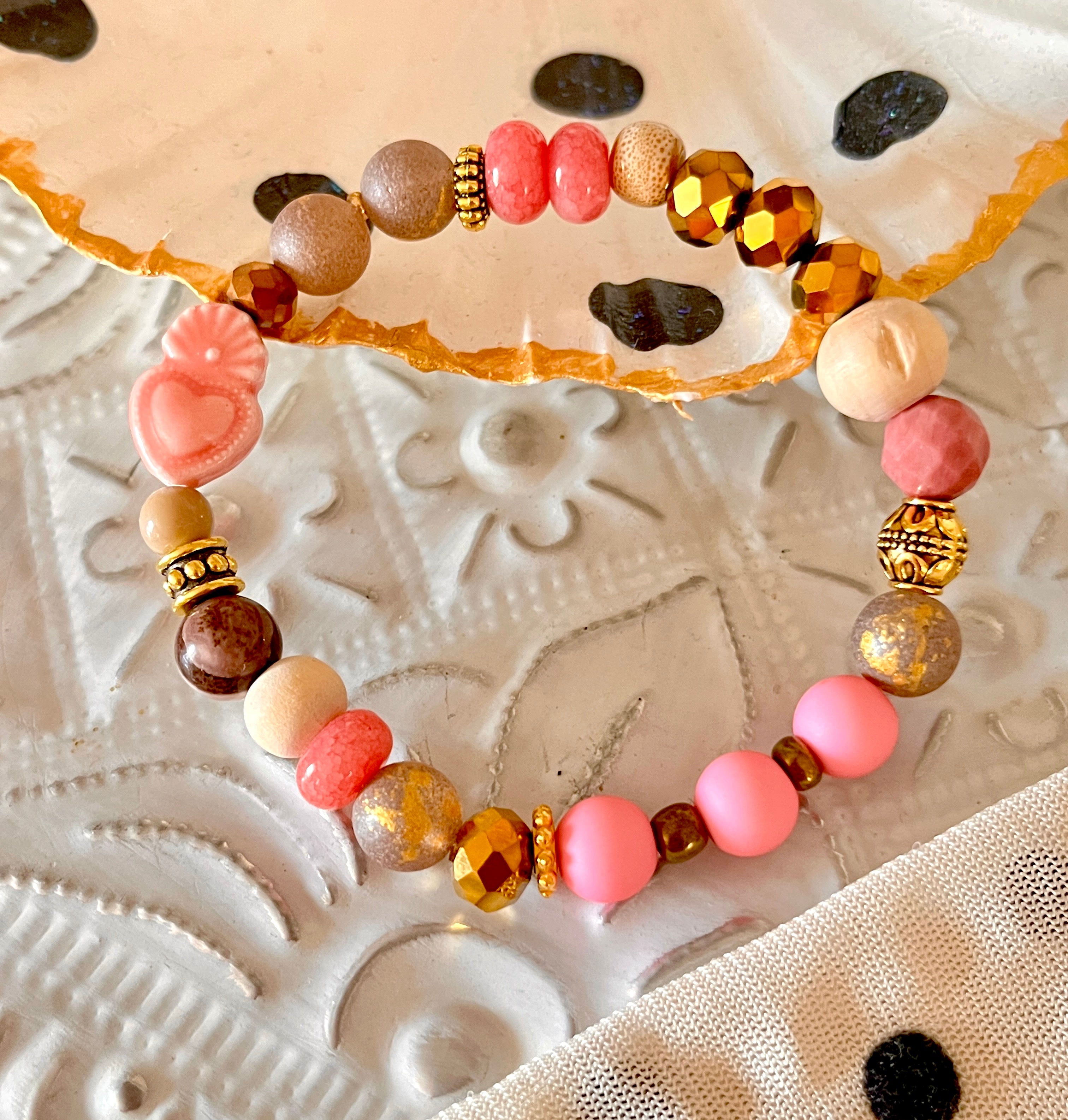 Socco Rose – Bracelet multi perles et son coeur sacré rose Arastuce