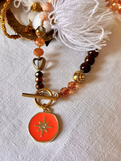 SOON - ras-de-cou perles- médaille orange étoile et strass