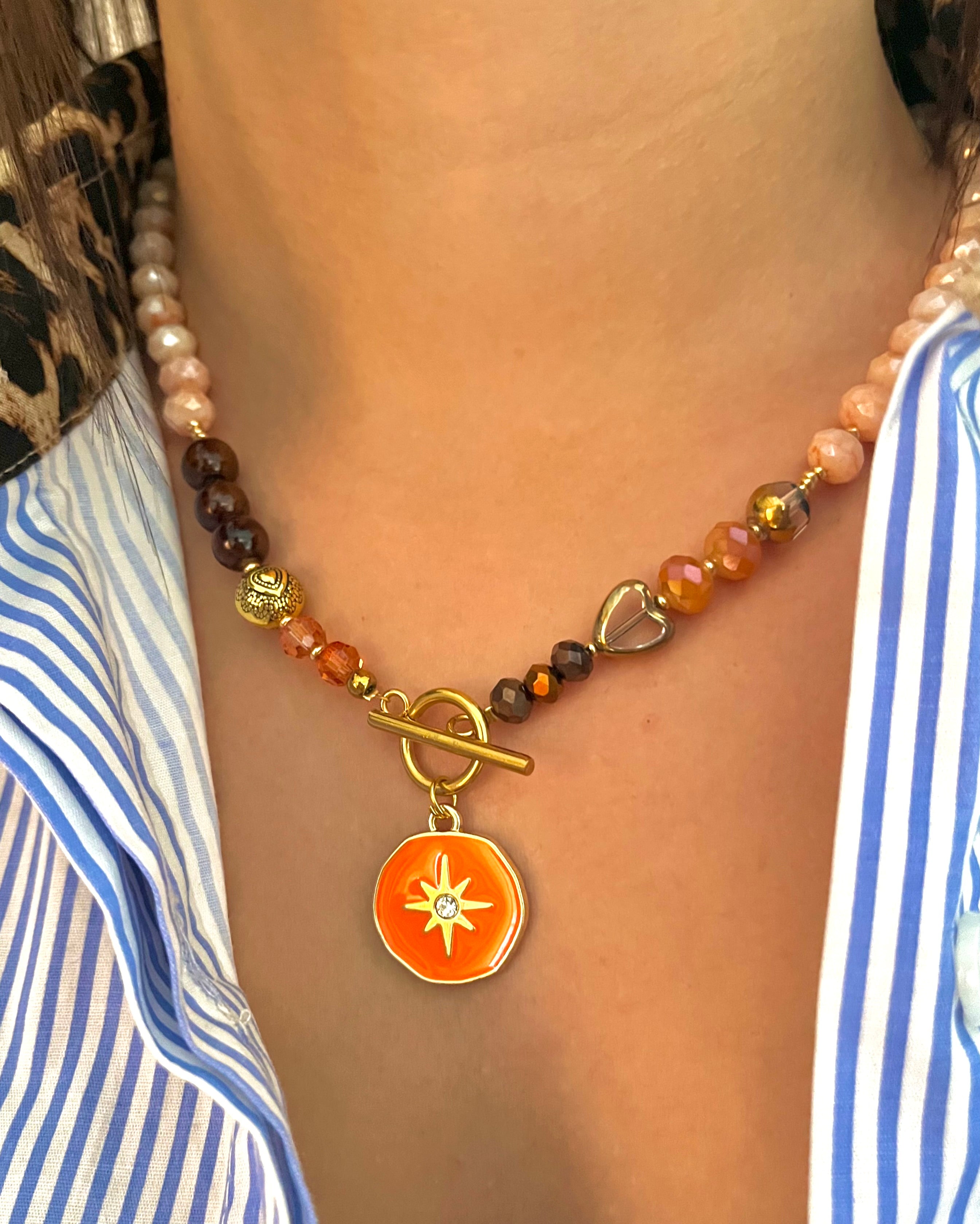 SOON - ras-de-cou perles- médaille orange étoile et strass