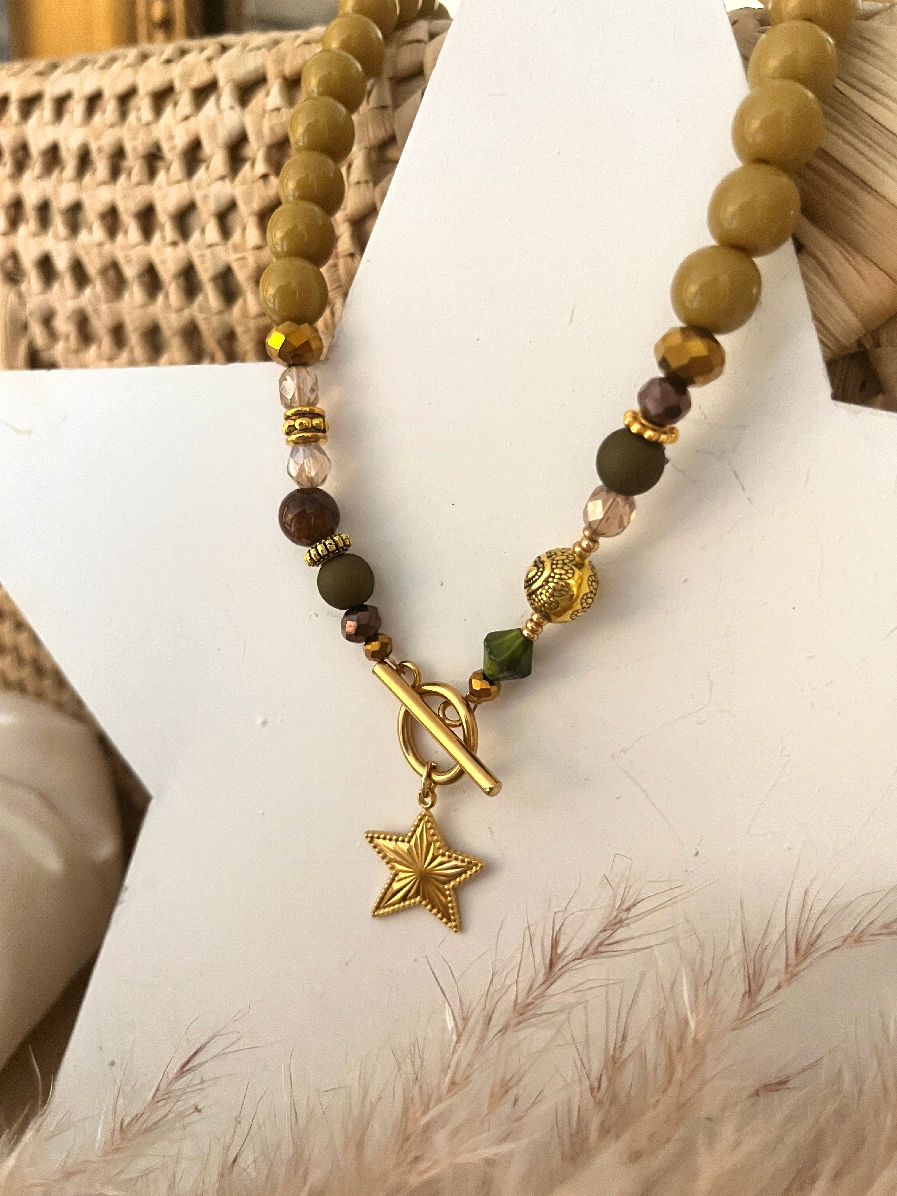 Stella-ras-de-cou perles-vert olive et étoile