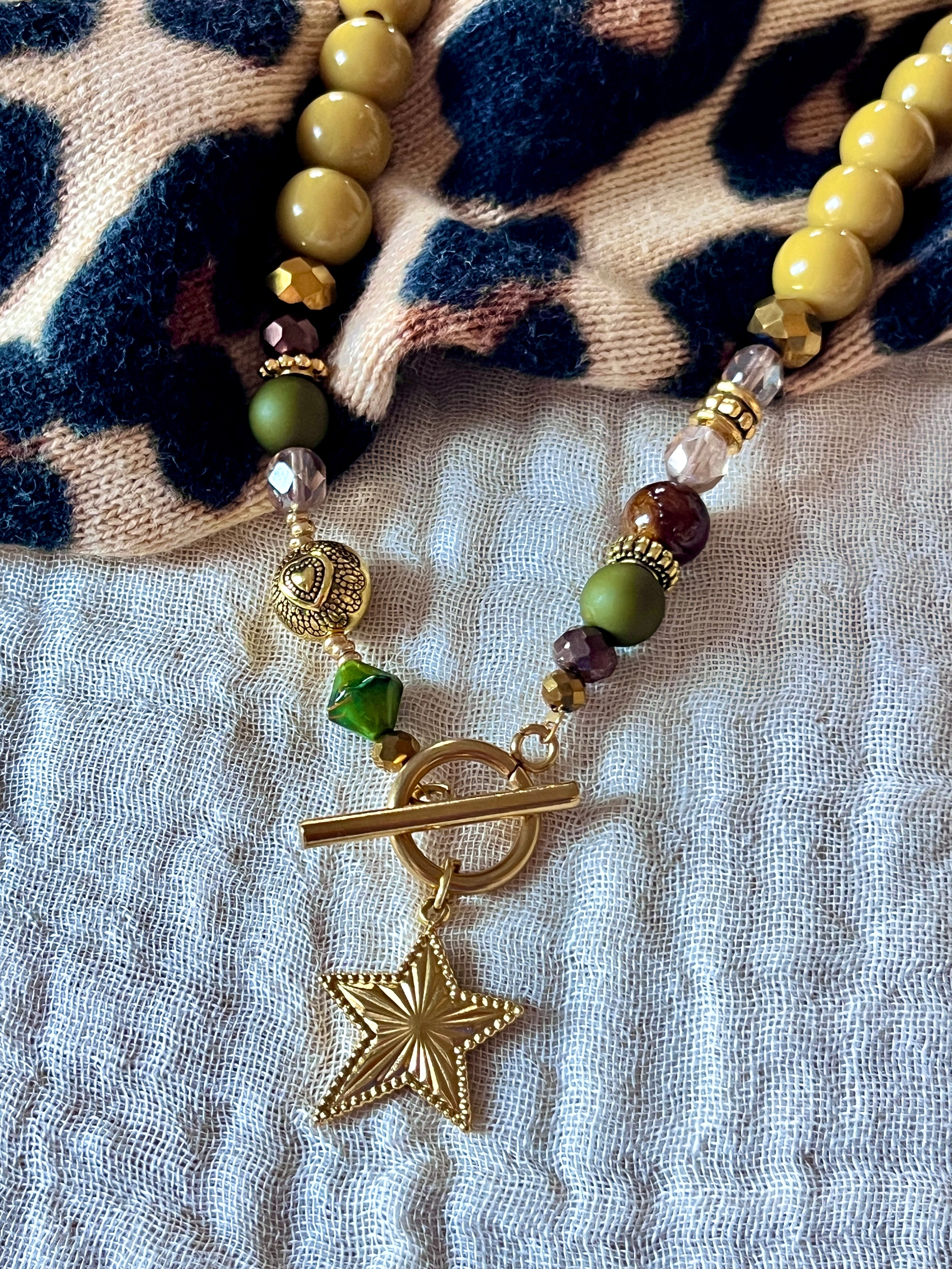 Stella-ras-de-cou perles-vert olive et étoile